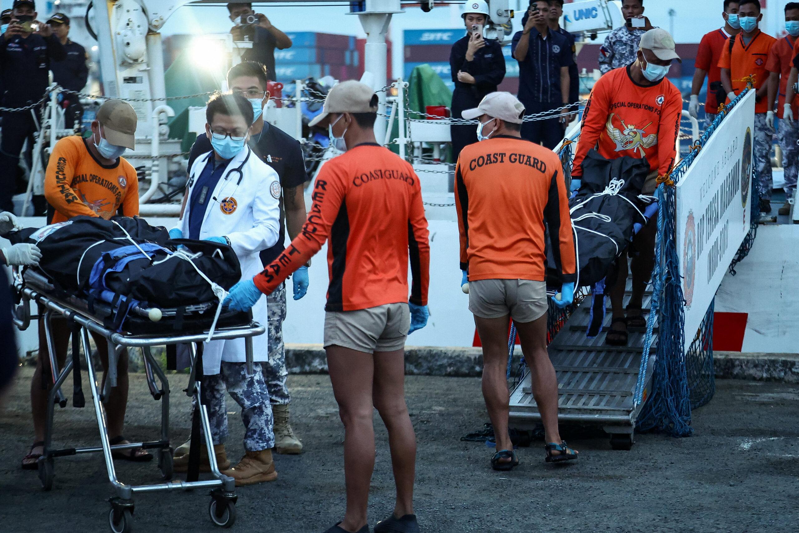 Al menos 15 muertos tras hundimiento de ferri con más de 300 pasajeros en Filipinas